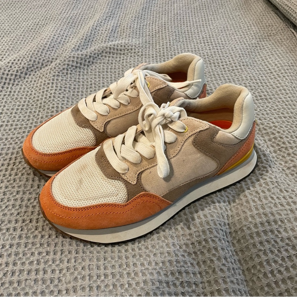 Womens 6 HOFF Atlanta sneaker. NWOT. Darling casual tennis shoe!